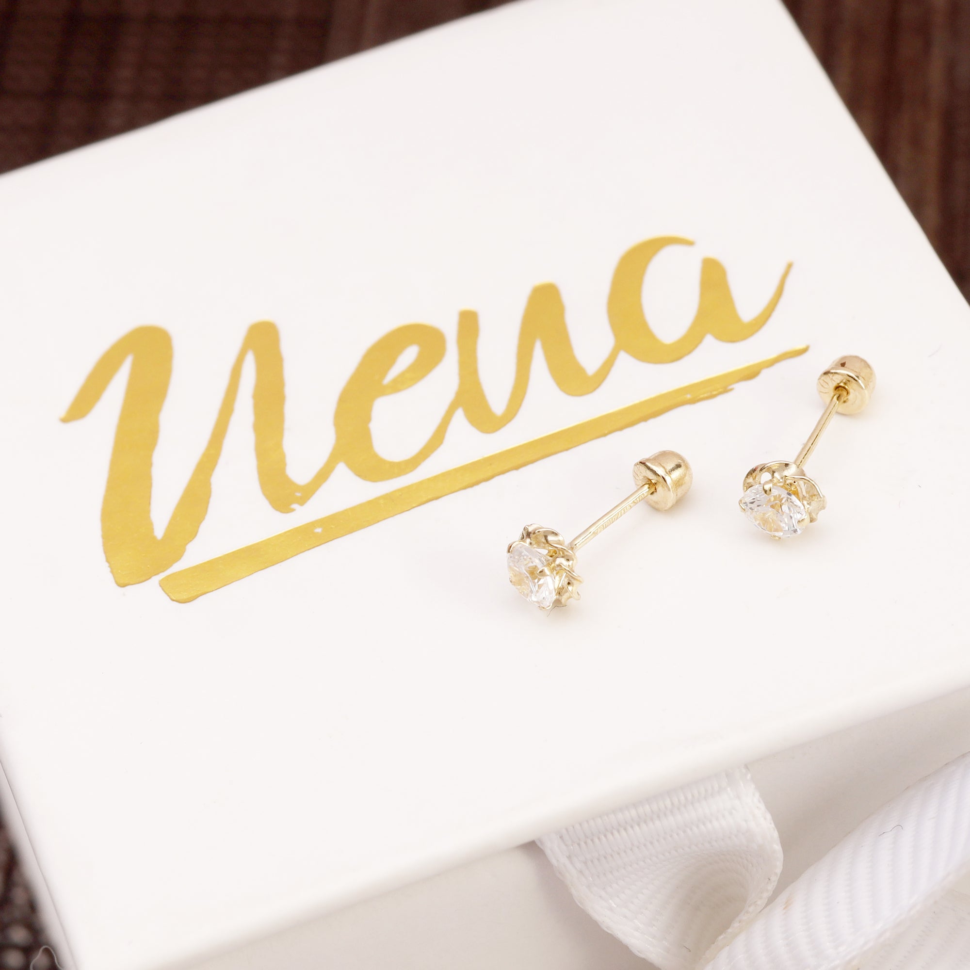 Chispa sobre oro trenzado