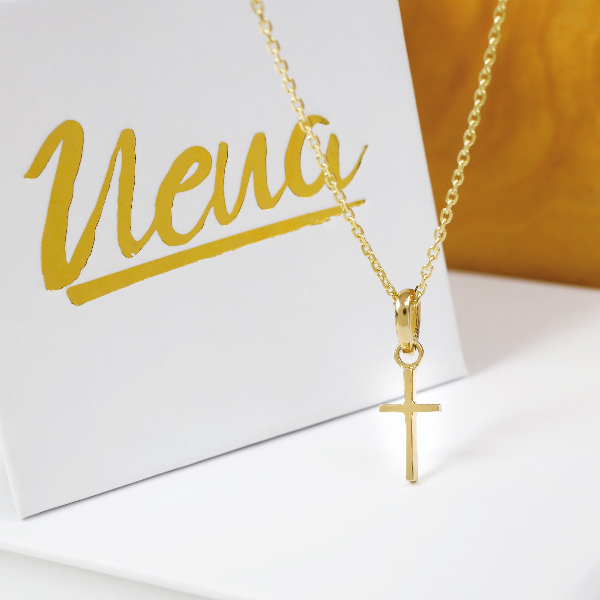 Cadena con cruz mini de oro dorado