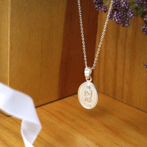 Medalla Ovalada Virgen de Guadalupe cuerpo completo en plata