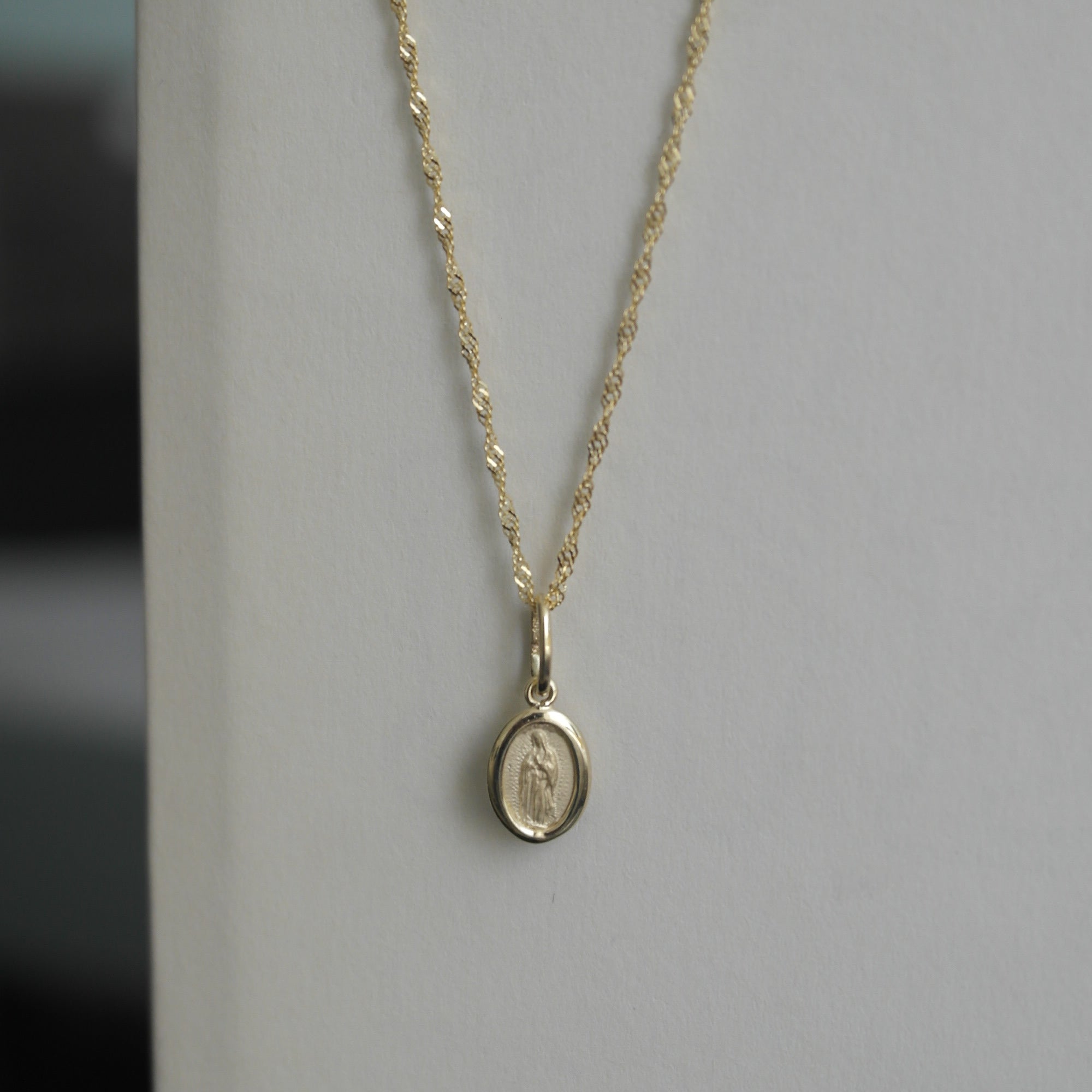 Medalla Ovalada Mediana de Virgen de Guadalupe